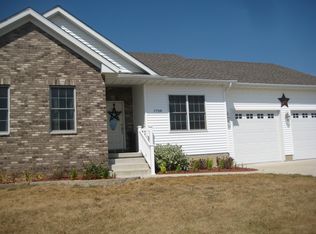 1728 Springbrook Ct, De Witt, IA 52742