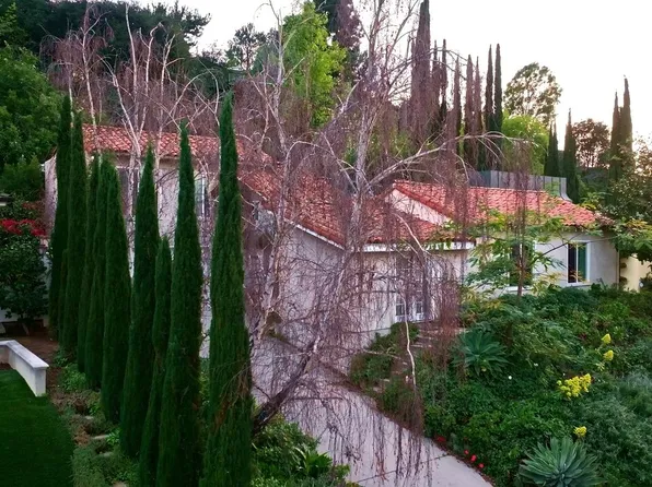 11282 Dona Lola Dr, Studio City, CA 91604