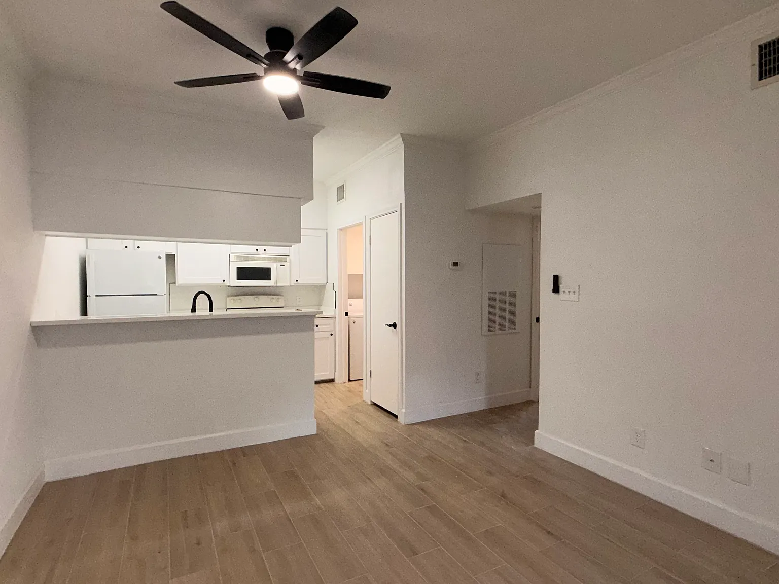 2 bed, 841 sqft, $1,300 — Photo 2