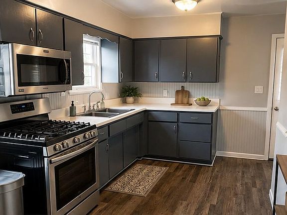 3rd image of 165 Washington St