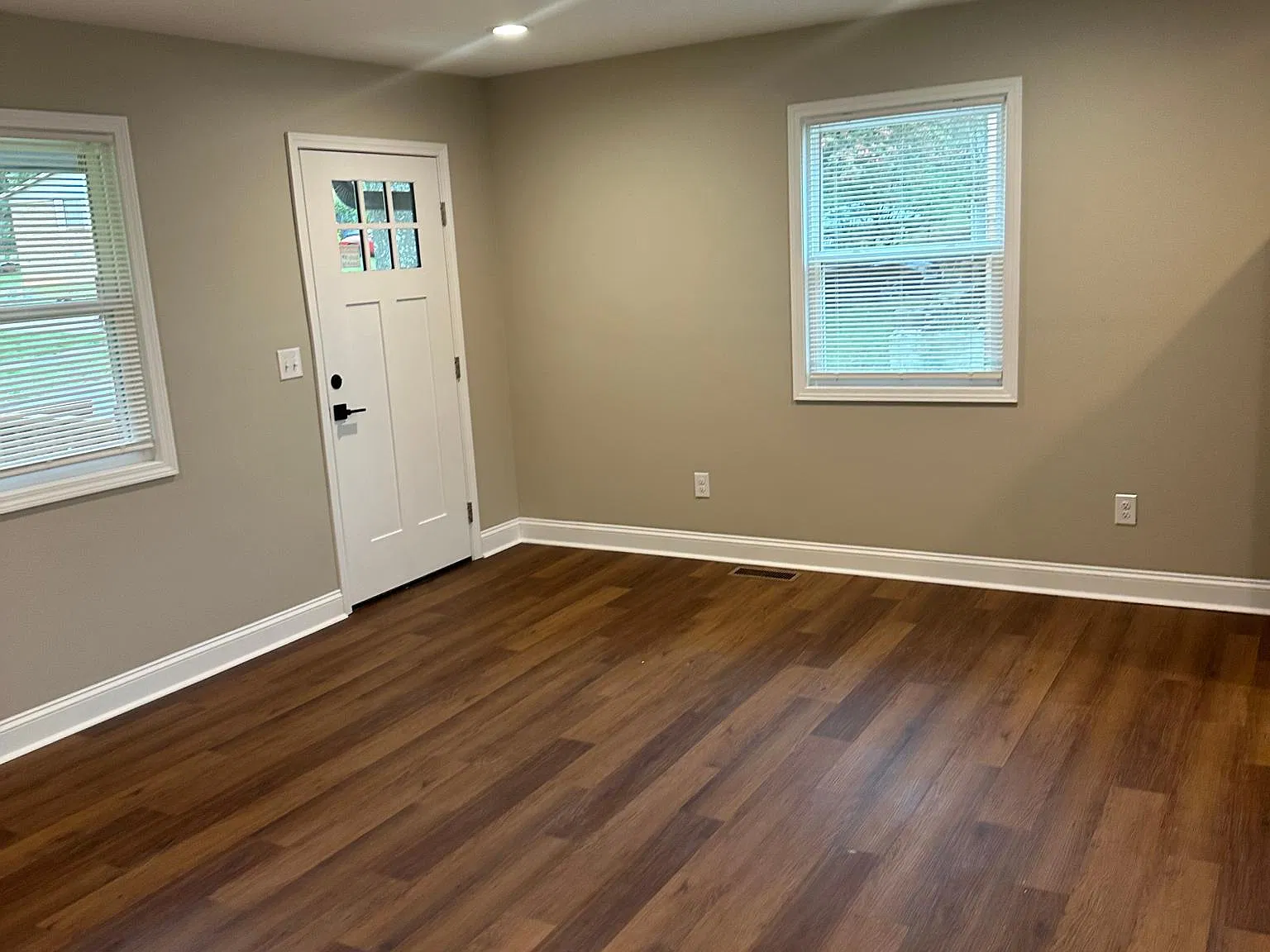 3 bed, 1015 sqft, $2,100 — Photo 4