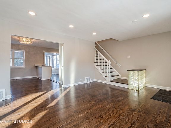 3rd image of 6749 N Rockwell St