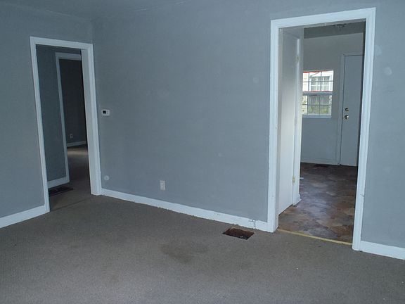 3rd image of 1824 Winfield Ave