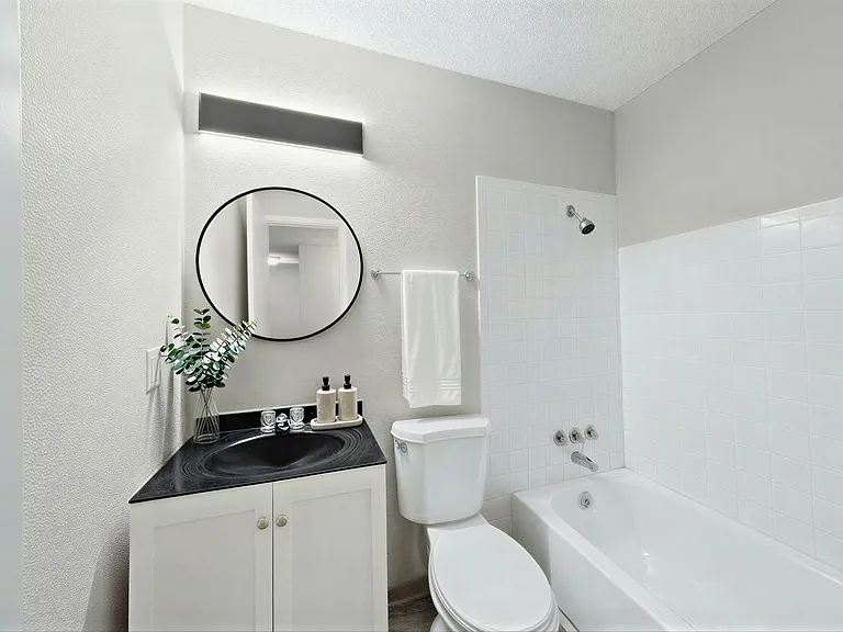 Marmont Apartments — Photo 12