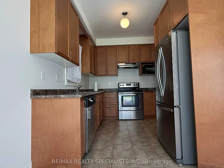 3273 Stoney Cres — Photo 13