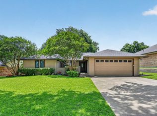 10113 Locksley Dr, Benbrook, TX 76126