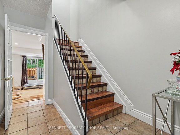 3rd image of 19 Lightfoot Pl