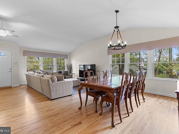 4th image of 10 Carole Ct