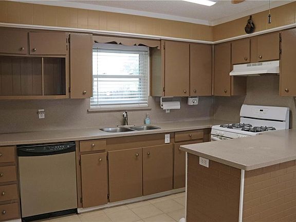 5th image of 814 Dalton Dr