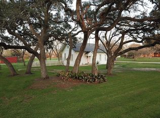1510 W Grand Ave, Yoakum, TX 77995