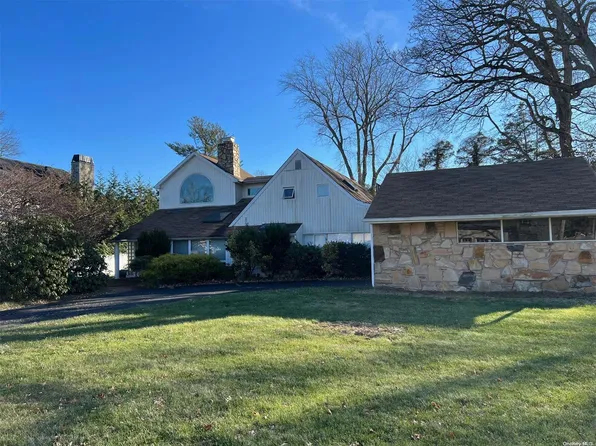 24 Clover Ln., Roslyn Heights, NY 11577