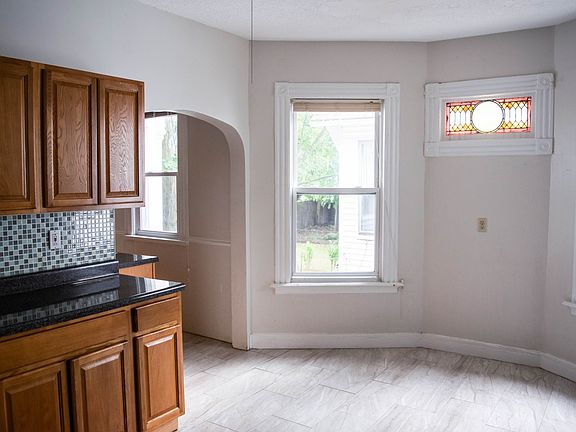 3rd image of 697-699 Elm St #2