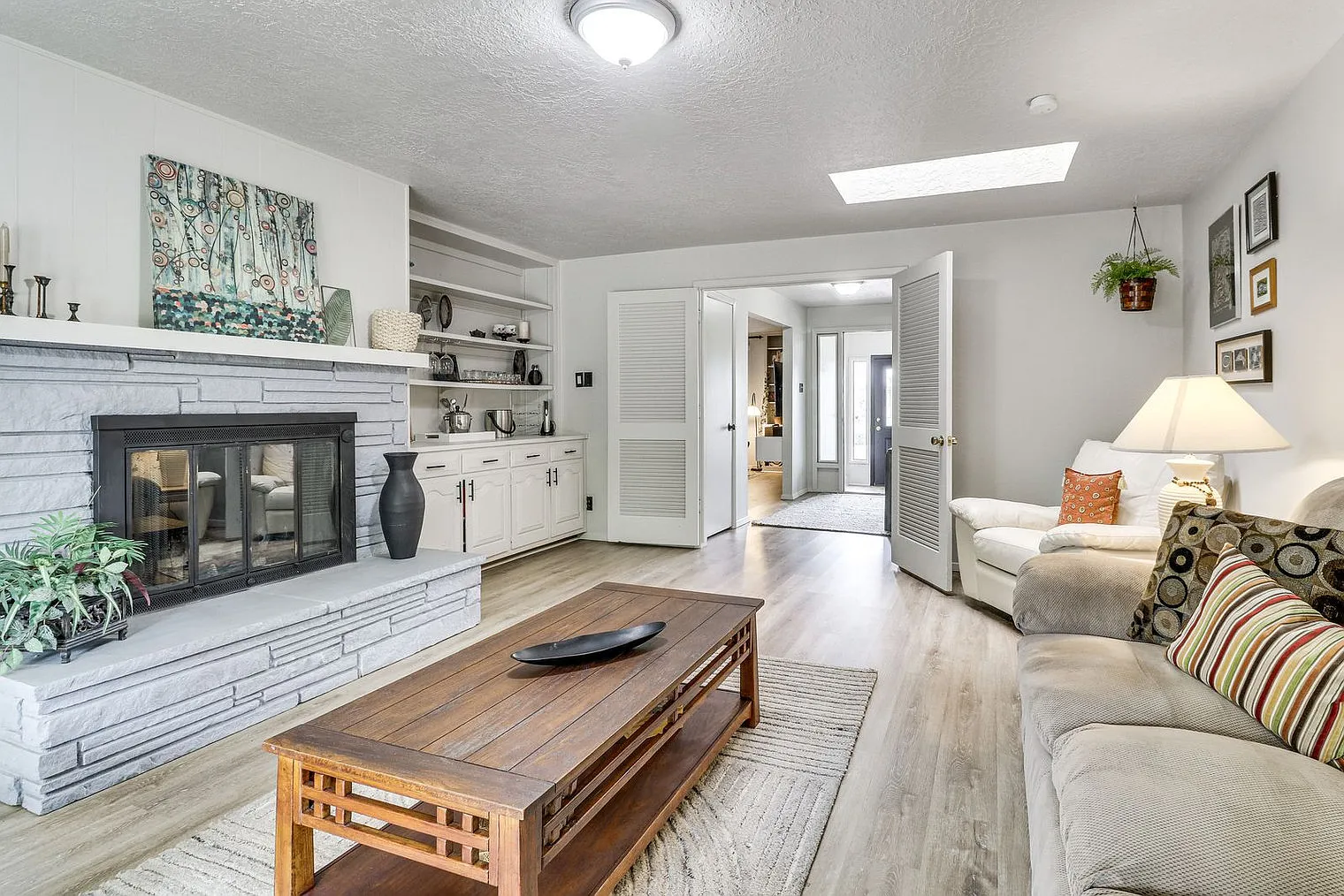 3 bed, 2.0 bath, 2012 sqft, $4,276 — Photo 4