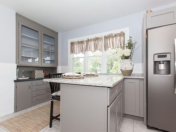 4th image of 222 Mercer St