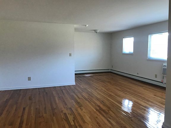 3rd image of 30 Wildwood Gdns APT F2