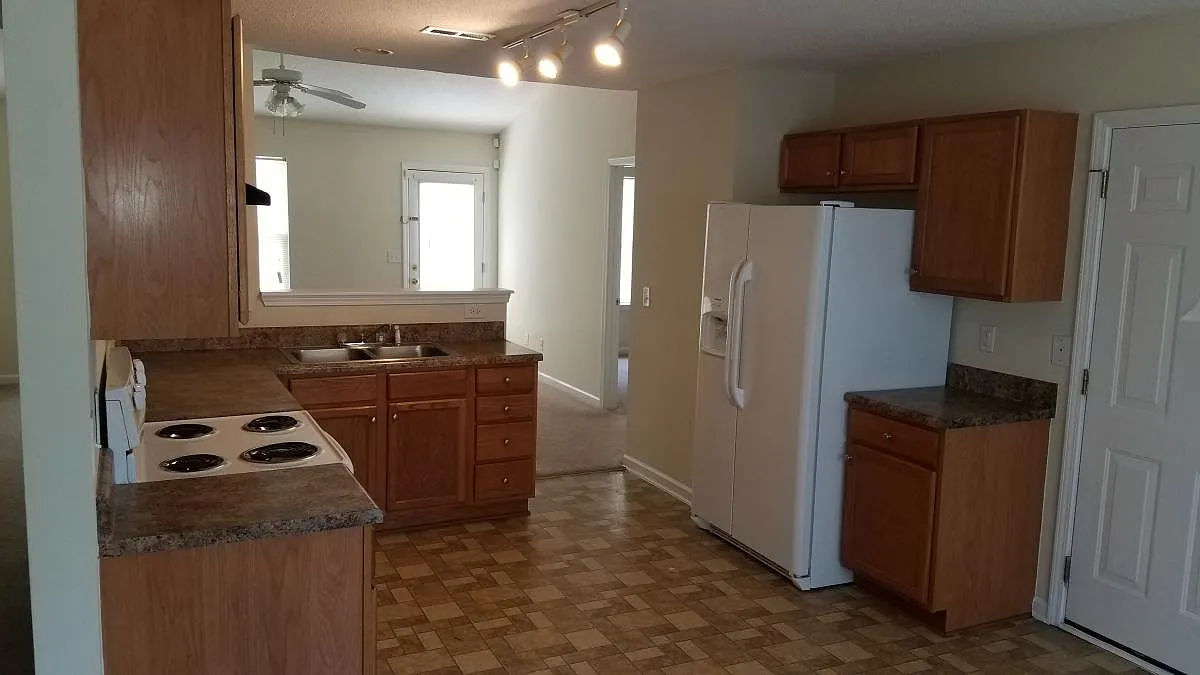 3 bed, 1192 sqft, $1,395 — Photo 3