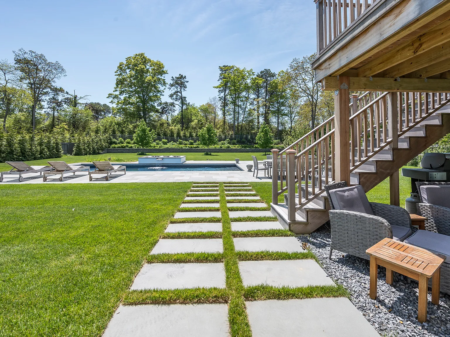 Poolside Retreat with spectacular yard moments to Meschutt Beach — Photo 3