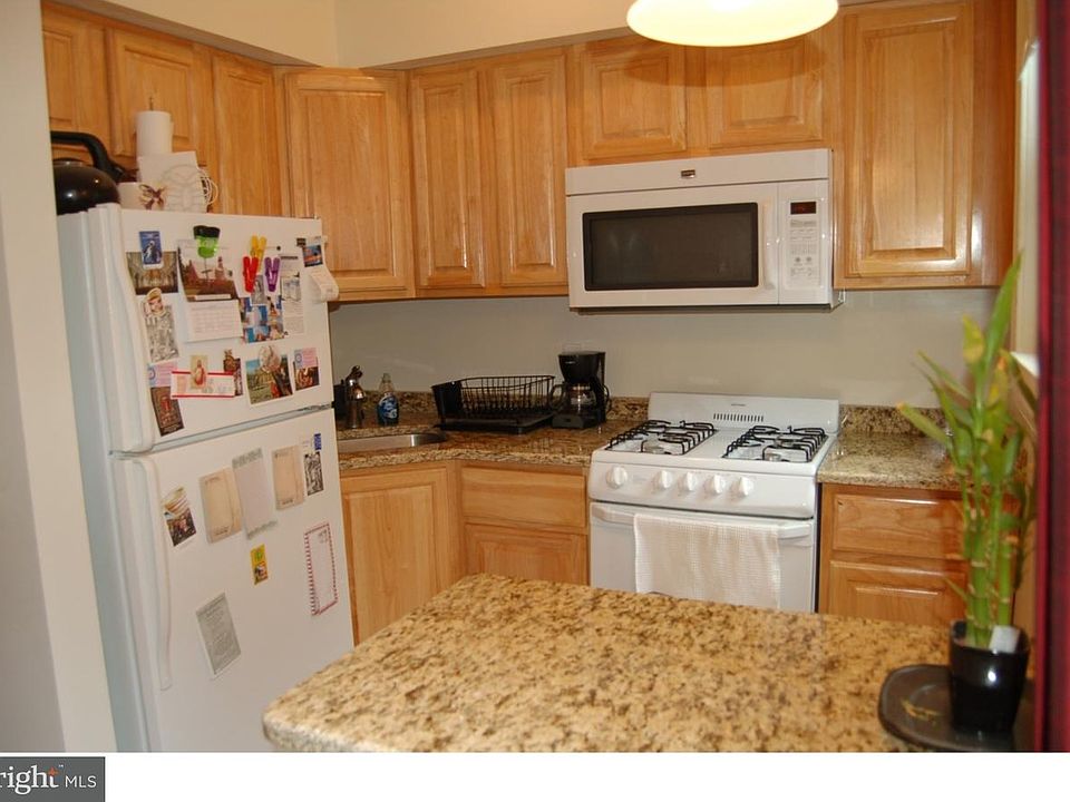 2nd image of 910 Clinton St APT 2R