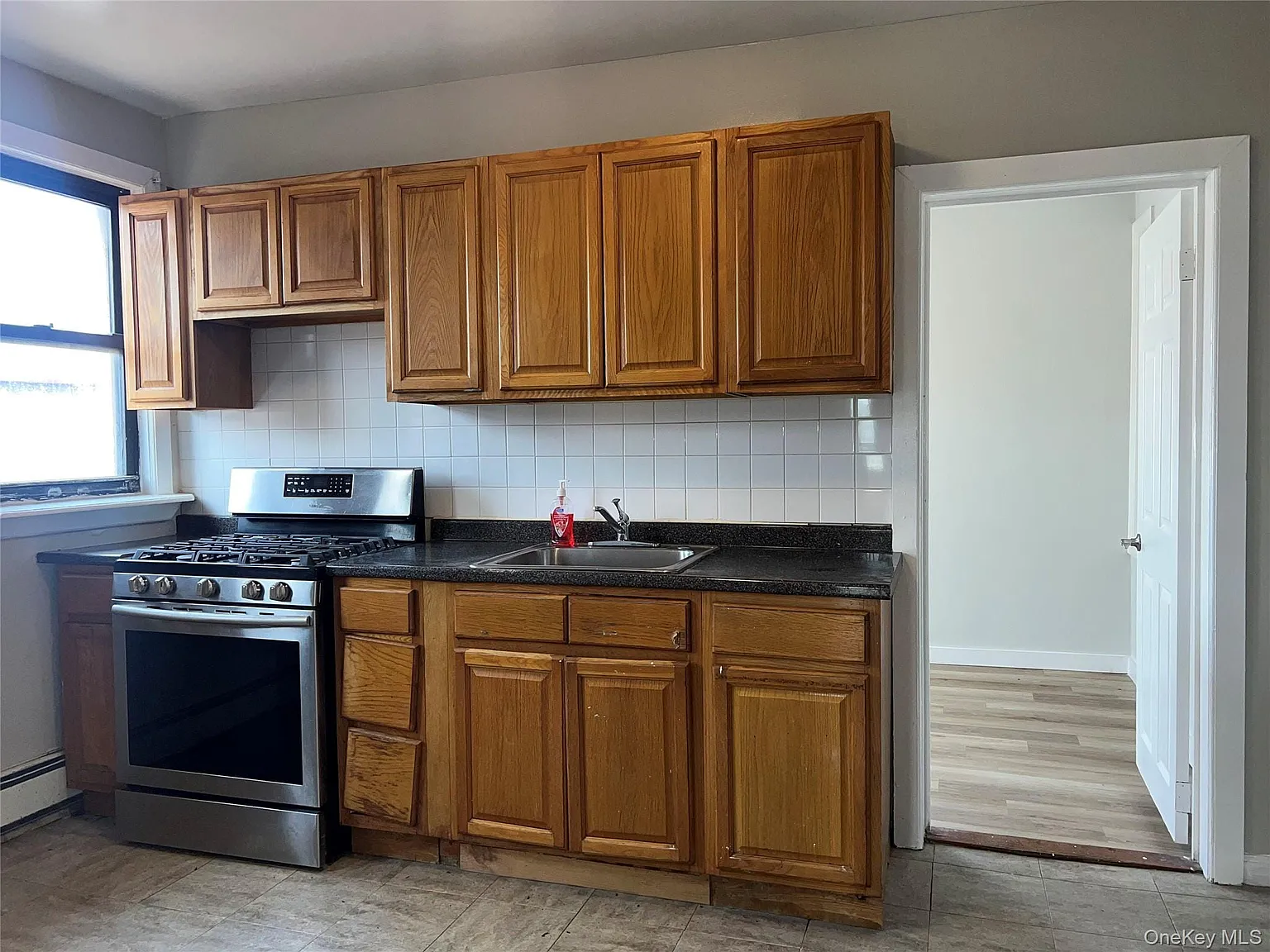 3 bed, 1.0 bath, 1054 sqft, $3,200 — Photo 4
