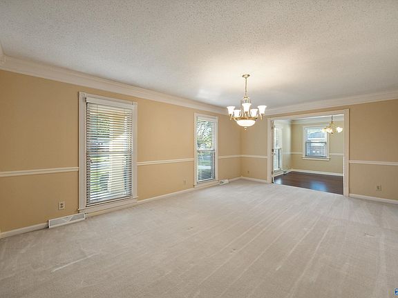 5th image of 819 Farley Dr SE