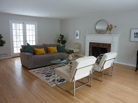 5th image of 8 Oak Leaf Ln