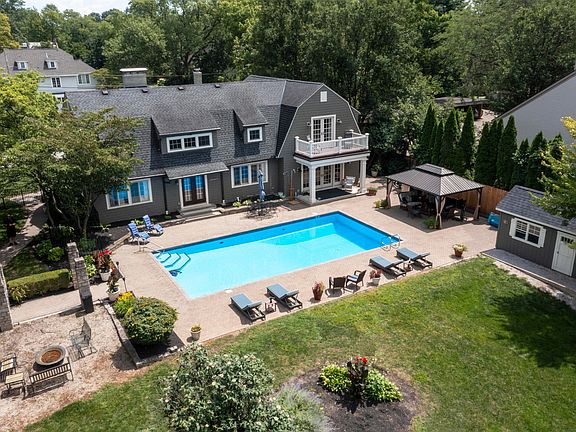 3rd image of 379 Westland Ave