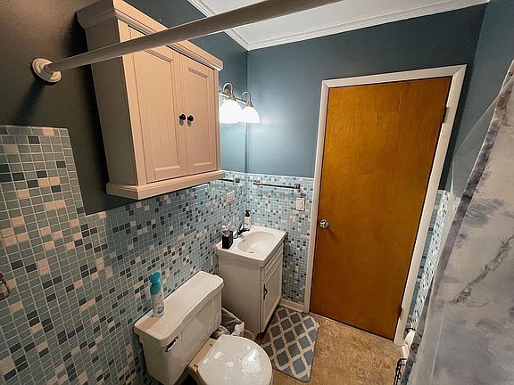 5th image of 208 Whiteheirs St