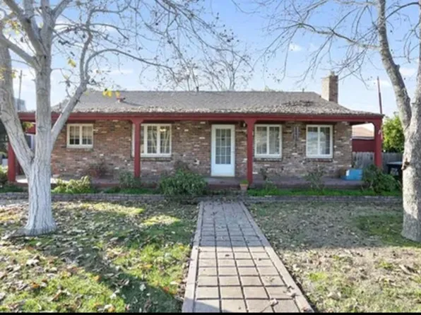 825 N Conyer St, Visalia, CA 93291