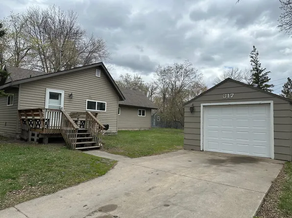 317 State St E, Detroit Lakes, MN 56501