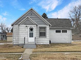937 1st St N, Carrington, ND 58421