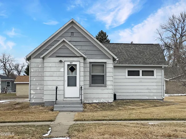 937 1st St N, Carrington, ND 58421