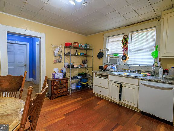5th image of 241 E Killian St