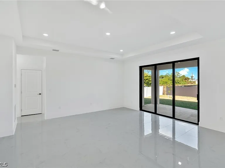 1142 Edelweiss St E — Photo 11