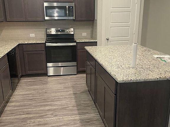 4th image of 5004 Villas Dr