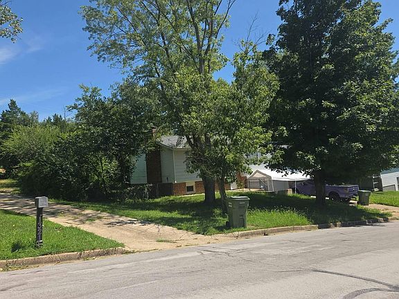 3rd image of 1323 Truman Ave