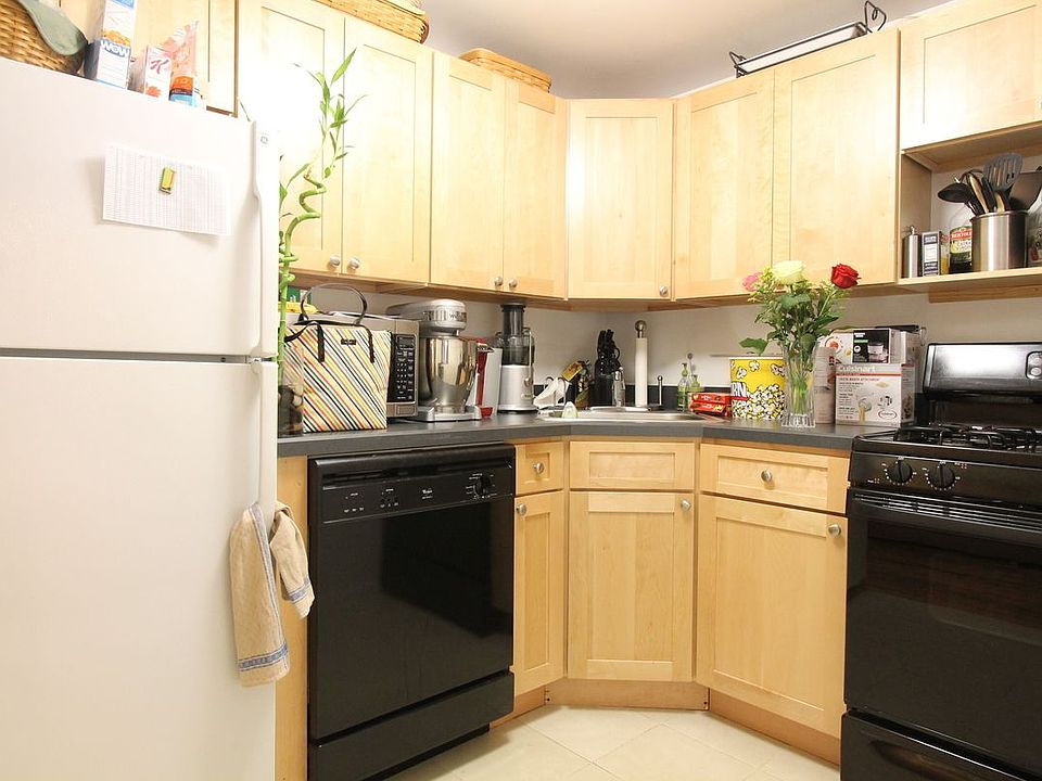 2nd image of 320 E 65th St APT 427
