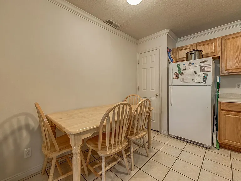 595 N University Ave #220 — Photo 2