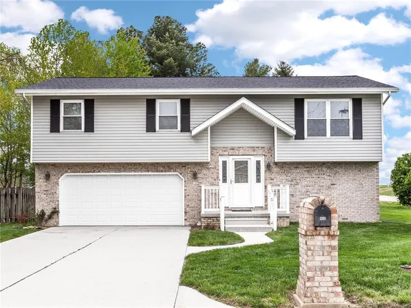 900 Carla Dr, Troy, IL 62294