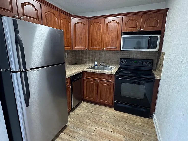 444 SW 4th St #402 — Photo 5