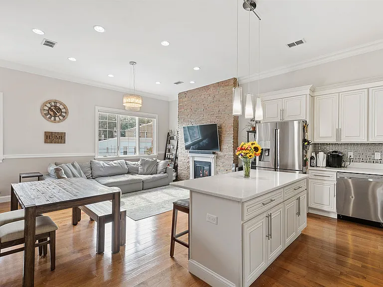305 New York Ave #2 — Photo 6