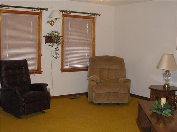 3rd image of 302 S Oak St