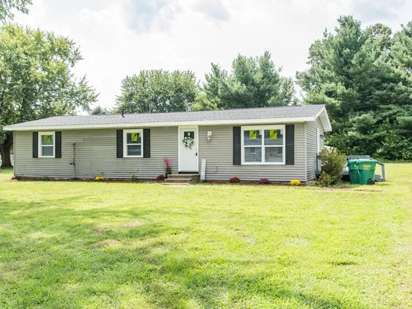 58048 Carman Dr, Three Rivers, MI 49093