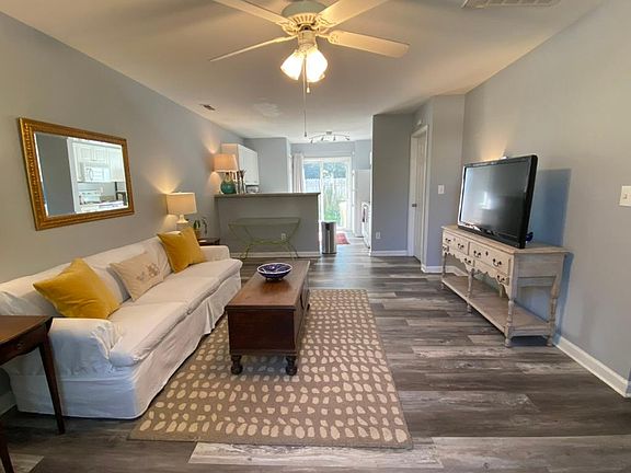Breakfast area and kitchen counter perfect for stools