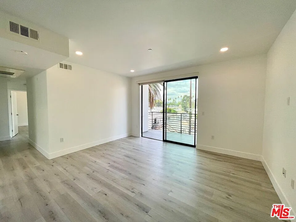 2 bed, 2.0 bath, 1076 sqft, $2,600 — Photo 2