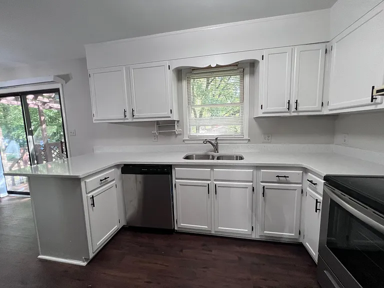 309 Elmhurst Ave — Photo 10