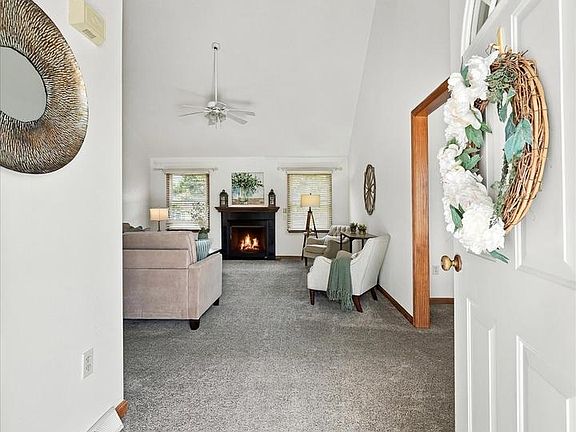 4th image of 464 Fieldcrest Dr