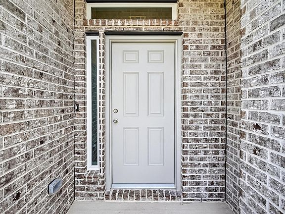 4th image of 2123 Spring Hollow Dr
