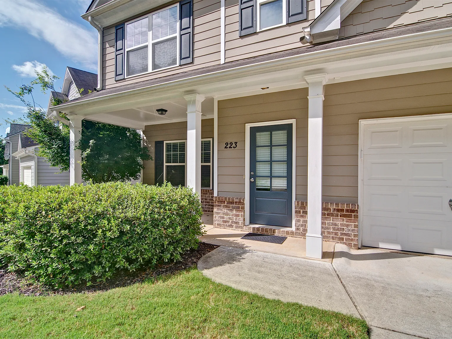 4 bed, 2.5 bath, 2236 sqft, $2,650 — Photo 2