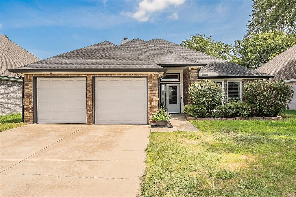 3 bed, 2.0 bath, 1354 sqft, $1,900 — Photo 1
