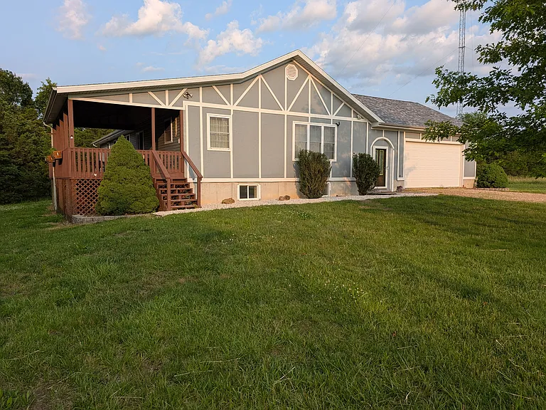 8 Aaron Ln — Photo 2